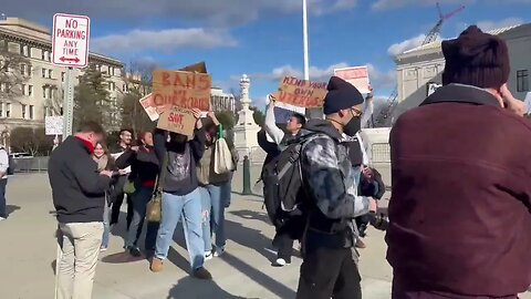 A small group of pro-abortion & pro-life protestors outside the SCOTUS at the #MarchForLife