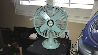 2006 Holmes 9” retro oscillating desk fan.