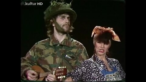 Kate Bush : Army Dreamers (HQ) + Subtitles