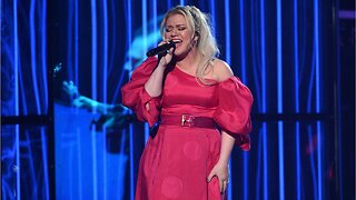 Kelly Clarkson Has Appendix Removed After Hosting Billboards