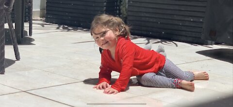 Baby girl enjoy her dog’s shower!