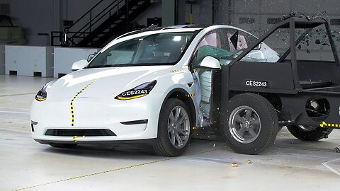 2023 Tesla Model Y – Side Impact Crash Test