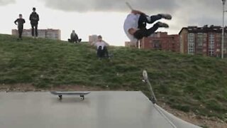 Skater realiza mortal impressionante!