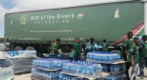 SOUTH AFRICA - Cape Town - Gift of the Givers load water for Grahamstown (Video) (Aag)