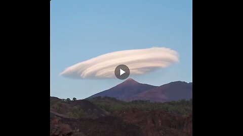 Bartosz Wojczyński captured a breathtaking time-lapse of a lenticular cloud...