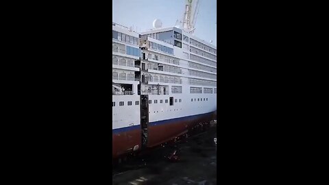 Expanding a cruise liner by adding a new section