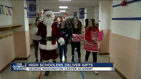 Oconomowoc High Schoolers deliver gifts