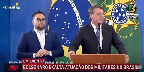 Bolsonaro criticizes those who leave the 4 lines and exalts the mission of the military