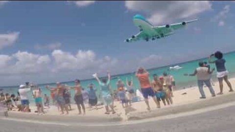 Aereo atterra vicinissimo a Maho Beach