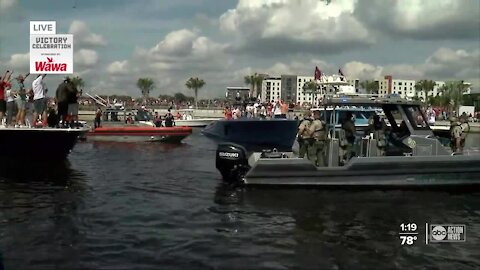 Rob Gronkowski, Tom Brady party on the Hillsborough River for Bucs Super Bowl parade