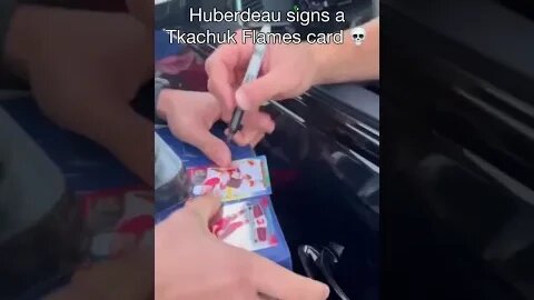 Jonathan Huberdeau signs a Tkachuk Flames card 🤣