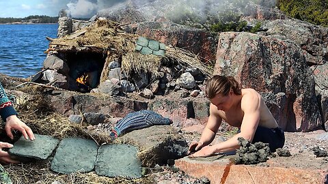 3 Day Beach Bushcraft: SURVIVAL SHELTER - Clay Roof Tiles & Improving the Shelter