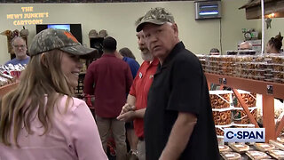 Tim Walz making a perfectly normal, staged and scripted appearance picking out donuts: "What am I looking at in a Whoopie Pie? I have no problem picking out doughnuts."