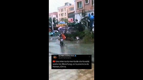 🇨🇳 Una intensa tormenta de viento está azotando Wenchang, en la provincia de Hainan, China.