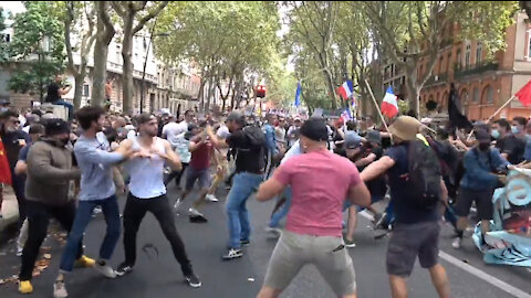 Protests in France today: How many of these are Macron´s minions in disguise?