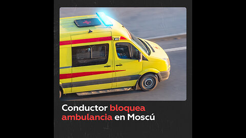 Conductor insolidario no deja pasar a una ambulancia en Moscú