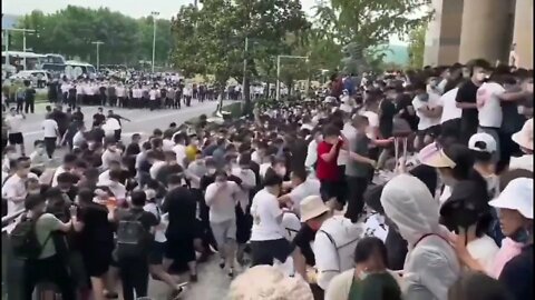 Chinese people tried to storm a bank in Zhengzhou today in a case that has drawn attention