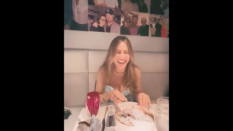 Sofia Vergara enjoys Pizza Party!🥳🍷🍹🎂🎆🍾#entertainment #party #sofiavergara