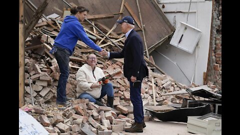 El presidente Joe Biden inspecciona daños por varios tornados en Kentucky