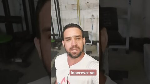 Musculação na academia caseira