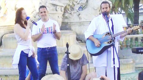 Toulon 4 Septembre, Francis Lalanne soutien la Manif AntiPass et chante "N'offre pas en sacrifice"