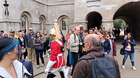 THE KINGS GUARD SHOUTS MAKE WAY TOURISTS MOVE ASIDE 23 September 2022 #horseguardsparade