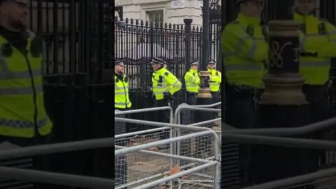 police guarding downing street gate's #metpolice