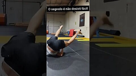 O segredo é não desisti fácil "Tentando a parada de mão a força"