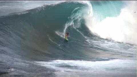 Le incredibili onde giganti delle Hawaii non sono per tutti