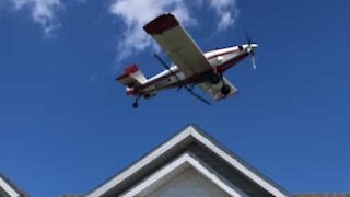 Cet avion a frôlé dangereusement une maison