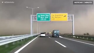 Tempestade de areia invade estrada na Sérvia