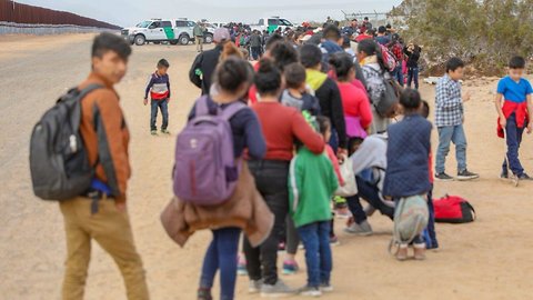 CBP Agents Catch Group Of Hundreds Of Migrants In Arizona