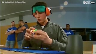 Il résout un Rubik's cube les yeux bandés!