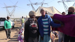 SOUTH AFRICA - Cape Town - Lulwazi and the Gift of The Givers Donating Food Parcels (Video) m (Kvh)