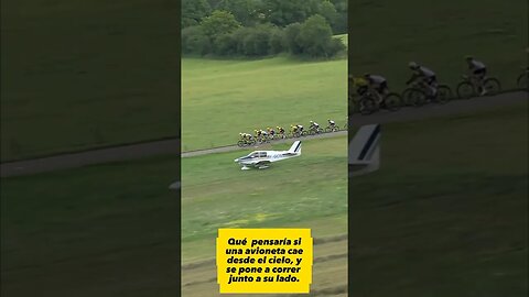 Qué pensaría si una avioneta aterriza, y se pone a correr junto a su lado?