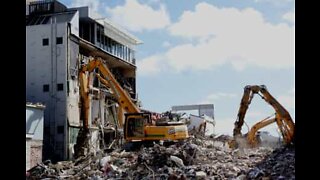 Chilling! Building shakes during earthquake in the Philippines