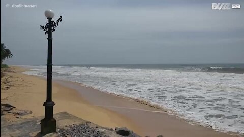 Halo de luz filmado numa praia da Índia