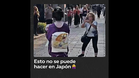 Turista incomoda a chica vestida con ropa tradicional en Japón