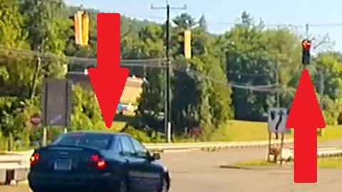 Reckless redlight runner almost gets T-Boned