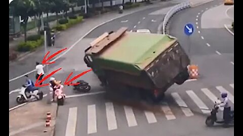 Extremely luckiest guy surviving from truck accident, Keep away from BLIND ZONE of trucks