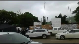 Crowds gather at crime scene of Eastern Cape police station attack (SrE)