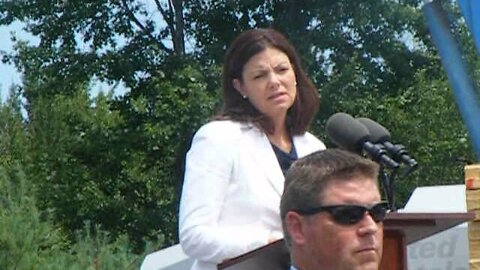 Sen Kelly Ayotte introduces Mitt Romney in Bow NH 7 20 12