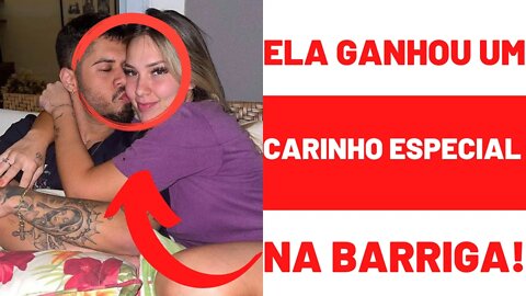 Virginia ganha carinho especial em sua barriga de 4 meses.