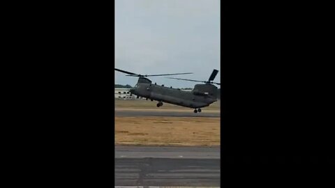 Impressive CH-47 Chinook Skills On Display