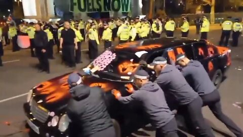 Police bring a JCB to tow a car away used by protesters to block marble arch #metpolice