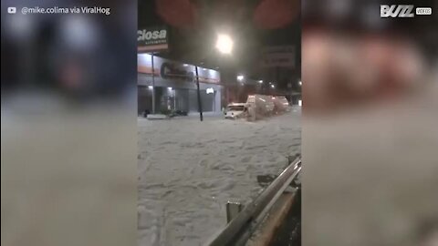 Tempestade de granizo não impede camionista de fazer o seu trabalho