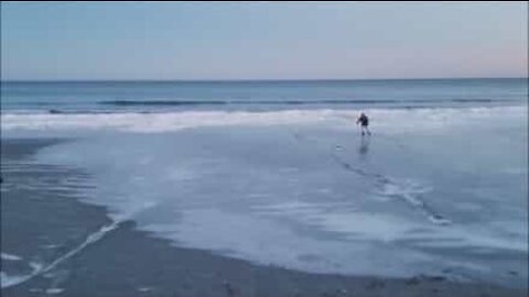 Nos EUA com o intenso frio é possível patinar no gelo... na praia