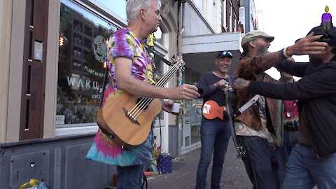 Je krijgt ons echt niet bang meer - Vrije straatmuziek voor Waku Waku in Utrecht met Ukes for Freedom