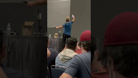 Vic Mignogna wraps up a Cameo to a fan