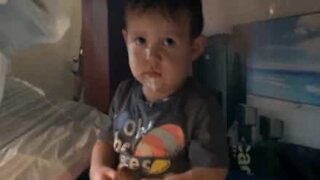 Menino apanhado a comer gelado às escondidas